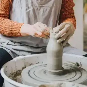 Wheel throwing workshop - Vases and Bottles